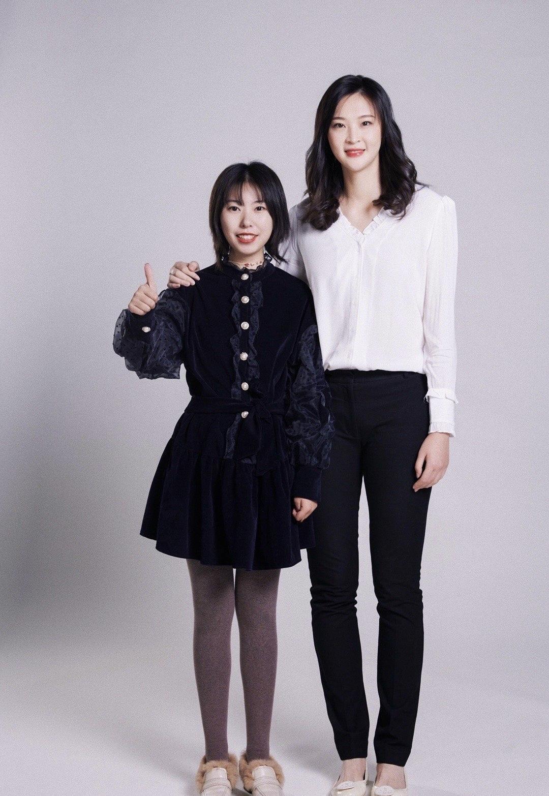 礼服裙|30岁惠若琪的身材被低估了,穿一袭小黑裙亮相凹凸有致,高级优雅