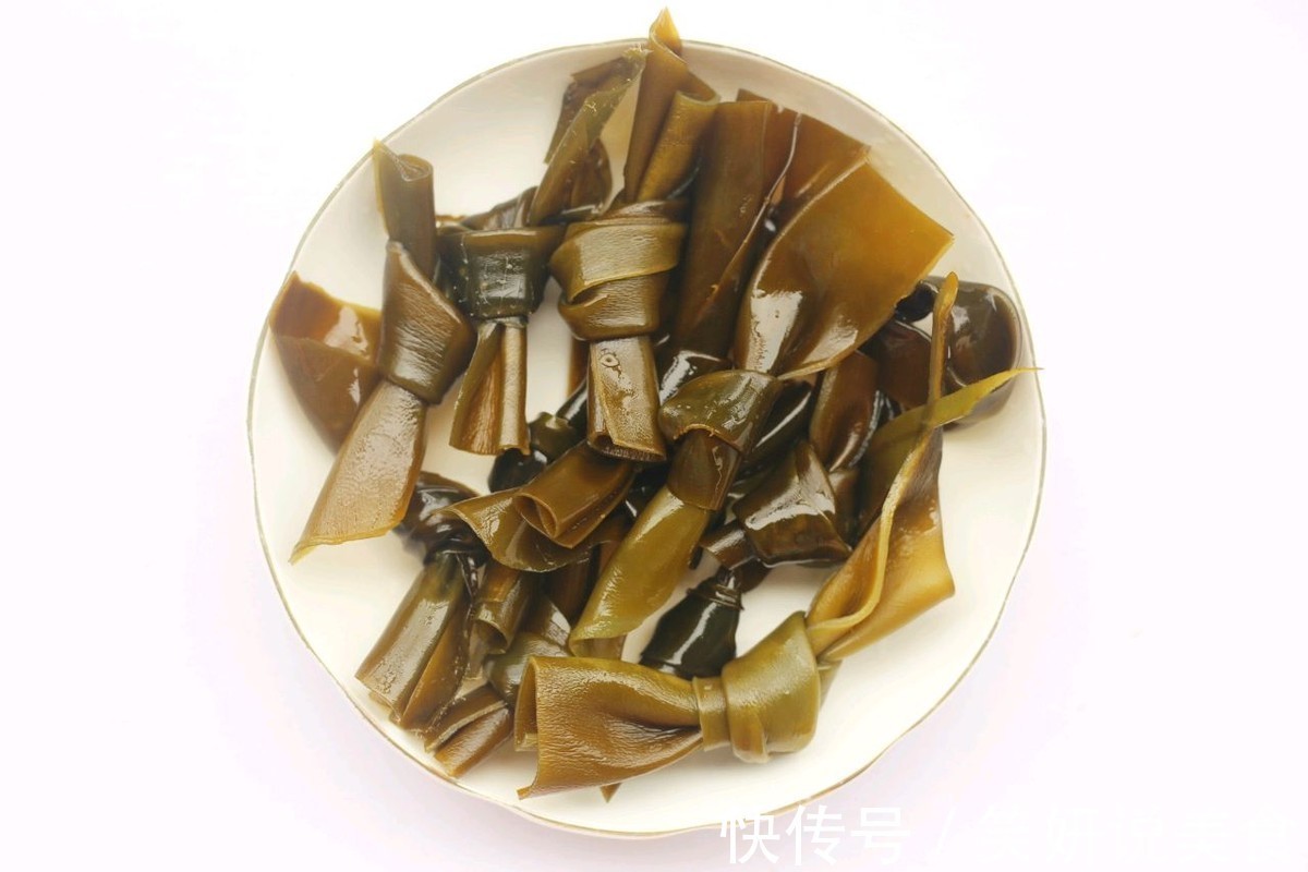 秋天干燥多给家人煲汤喝,玉米海带筒骨汤,滋补营养还好喝