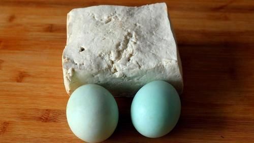 1块豆腐,2个咸鸭蛋,好吃解馋,我家一周吃6次,天天吃不够