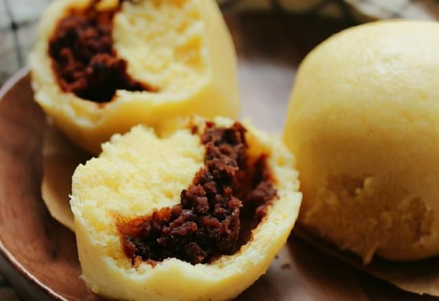 红豆和玉米面是绝配,一个做皮一个做馅,包好入锅一蒸,特香