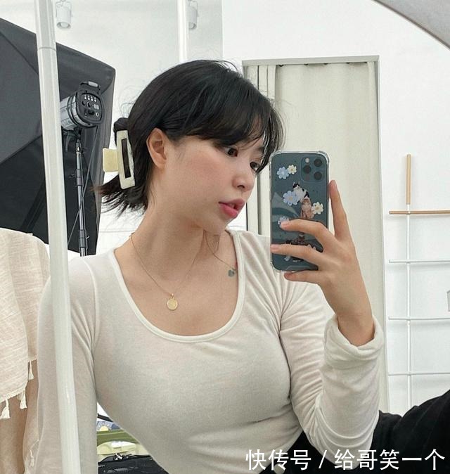 v领 胸大 + 肩宽,这么穿显瘦又撩人!