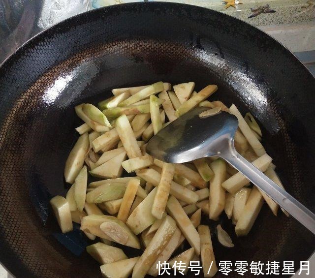 美食天下|炒茄条,香软可口,美味下饭!
