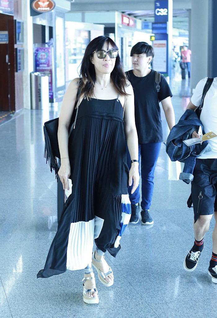 老气 女人一旦过了40岁,这4种搭配尽量少穿!老气又廉价,还容易显胖