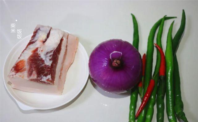 这道菜简单又好吃，大火快炒，几分钟上桌，香辣开胃吃不够