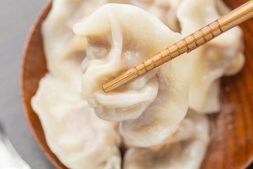 白菜怎样调馅不出水？无需用盐杀水，教你一招，白菜馅鲜嫩又多汁
