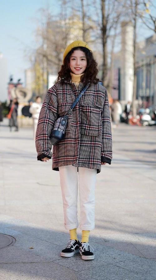 长大衣要让位了，今年“短外套+小白裤”正流行，时髦洋气不撞衫