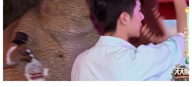 王一博|王一博对恐龙说“你也快下班吧”，因为经历过，所以懂得不容易