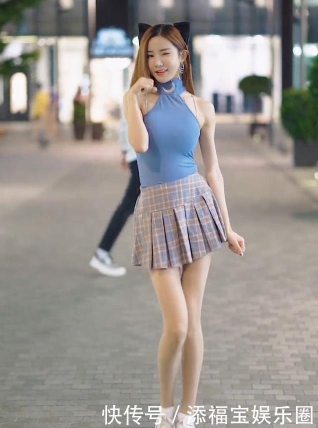 浅色|修身挂脖上衣搭配浅色百褶裙,青春靓丽,甜美可爱