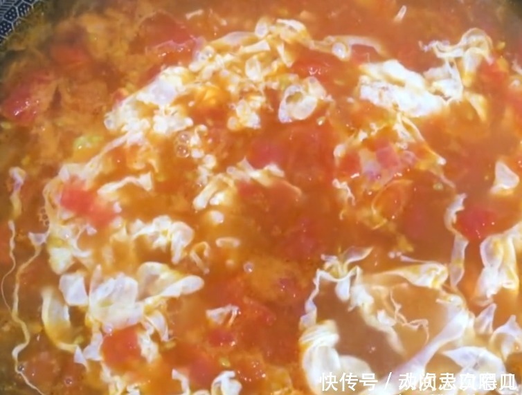 最简单家常的西红柿鸡蛋汤,加上这个小窍门,使汤更鲜味更美