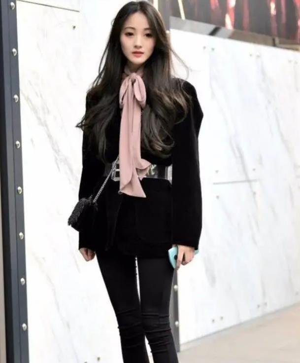 街拍:青春时髦的气质美女,黑色的一套打扮显瘦显身姿