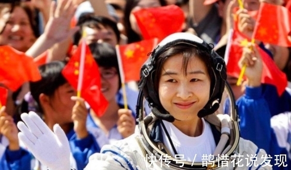 宇航员|中国第一位女航天员，上太空前一晚给丈夫留遗言，9年过后她如何