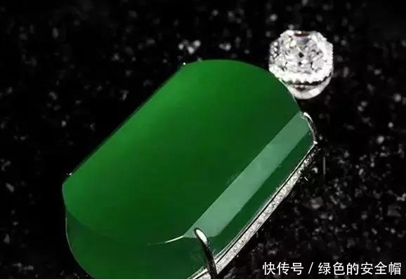 翡翠首饰|翡翠首饰非常珍贵，所以要进行精心的养护，才能保持好的光泽