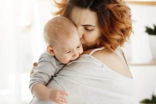 睡眠|宝宝作息时间乱,半夜哭?育儿专家7点之前叫醒娃