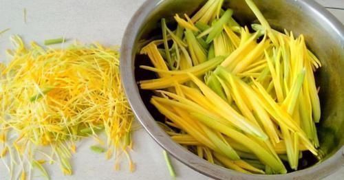 黄花菜|女性到了中年，多吃3种食物，刮油消脂，排毒清肠，甩掉大肚腩