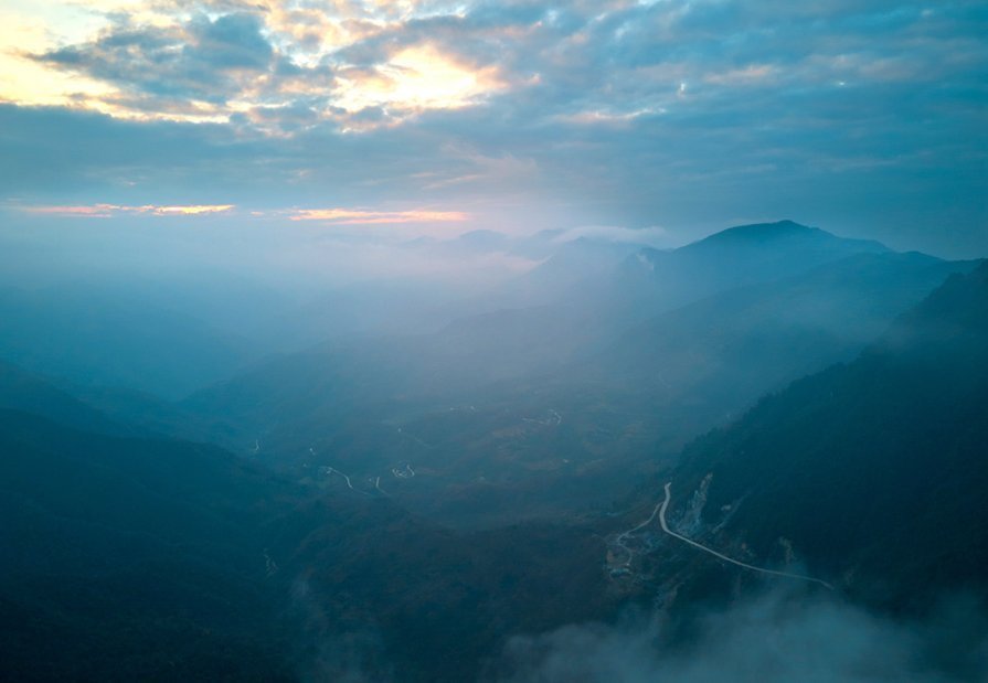 徐塘|平武有座山红透了！山上这条云端上的彩林公路秋色如画