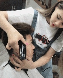 |搞笑GIF: 你们可要为我作证 是那个妹子自己撞过来的