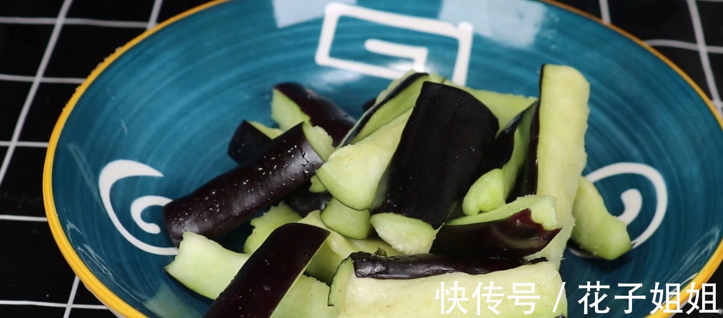 青辣椒|炒茄子，一定不要直接炒，多做这一步，茄子鲜香下饭不油腻！