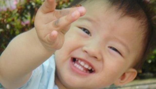 孙子|奶奶逗4岁孙子总来我家蹭饭你害臊吗孩子的回答令老人落泪