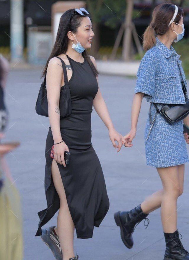 黑色连衣裙修身时尚，背后的链子装饰成最大的吸引力