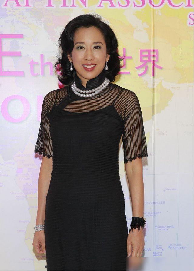 朱玲玲颜值高气质更高,穿无袖上衣搭配九分裤漂亮大气,身材傲人