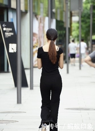 衣服|喇叭裤怎么穿都不好看?还不是你鞋子没选对!来看看别人怎么穿的