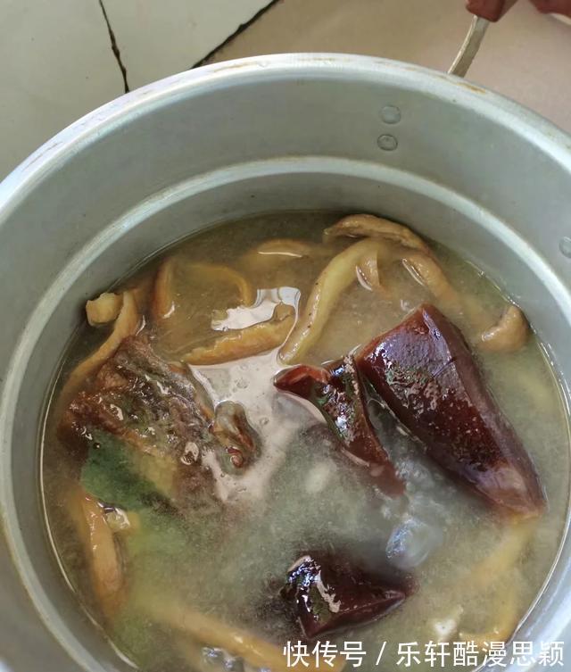 放进冰箱|怪兮兮的,腊猪头猪蹄都炖熟煮粑了,风萝卜居然还没有炖粑。
