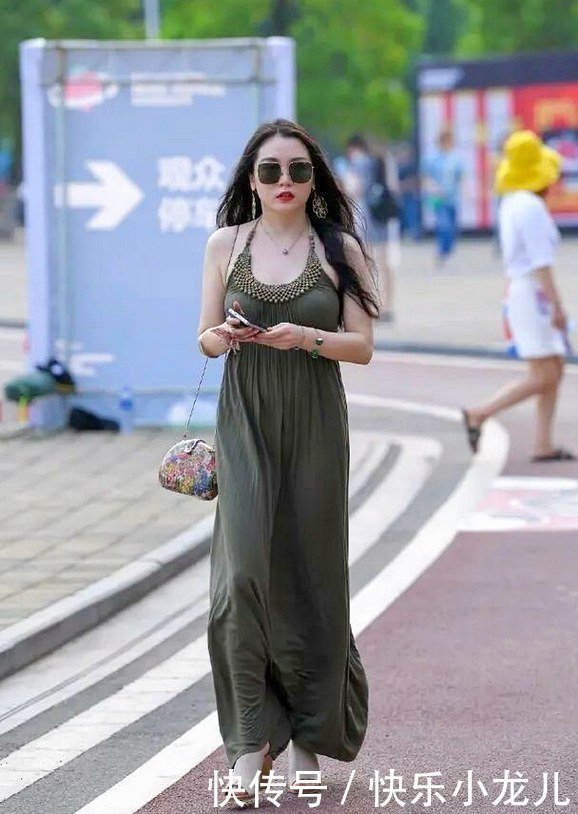 现在流行“挂脖裙”,造型才能时尚出众