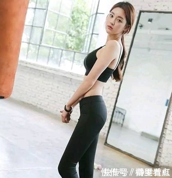 气质优雅|紧身打底裤小姐姐,气质优雅,衬托出迷人的身体曲线!