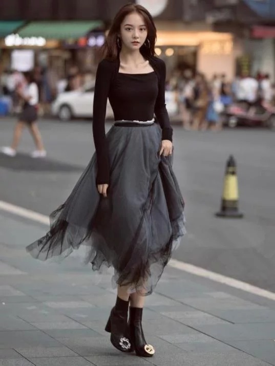 街拍:小姐姐一身潮流时尚的穿搭,女神范十足