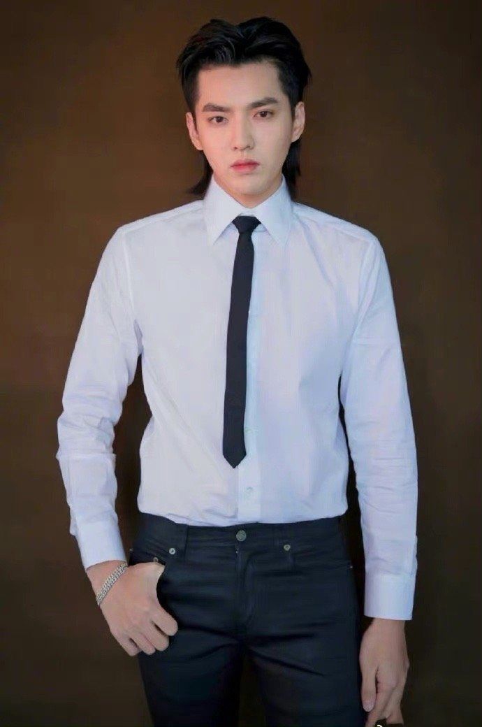 春季内搭不知穿什么？那就pick一件永不过时的白衬衫吧！