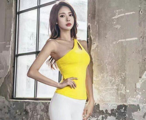 百搭|美女穿搭：小姐姐爱穿气质百搭的紧身裤，给人成熟优雅的气质