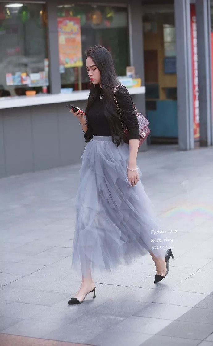 搭配高跟鞋出街,总能给女生带来更高的回头率