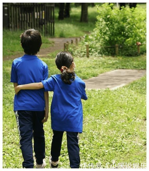 |又暖又搞笑网友环球影城偶遇邓超,因崴脚坐轮椅获超哥主动合影