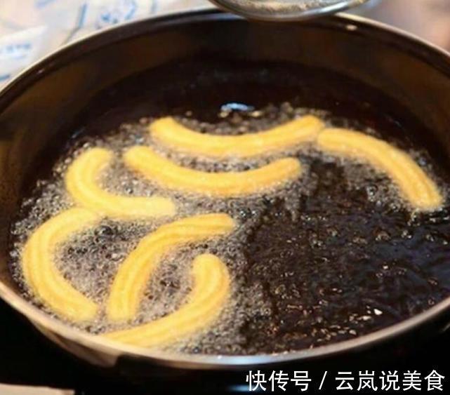 这油条成本几元钱，很多人都没见过，外酥里嫩，上桌秒光