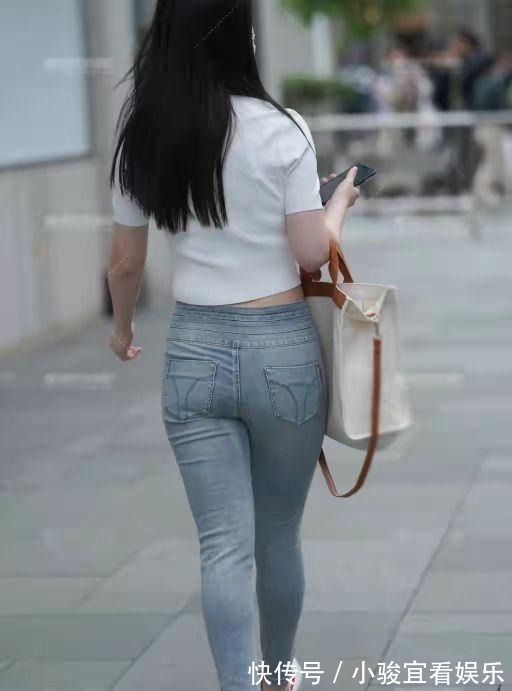 高腰 高腰牛仔裤，白T恤，这个夏季美女穿衣风格最美的回忆