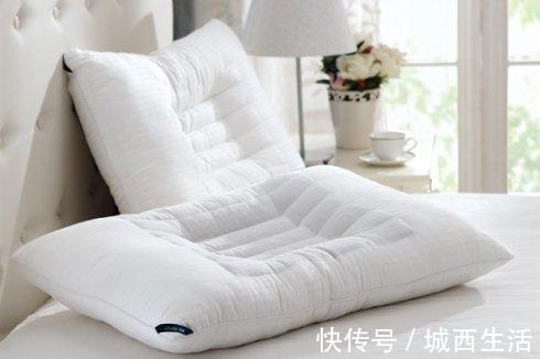 枕头上有这些痕迹,说明被螨虫寄生,教你一招床上无螨虫