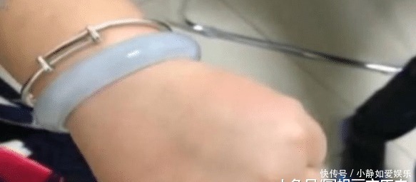姚女士的手|女子试戴8800元玉镯,戴上后却取不下来,女子:双方都有责任