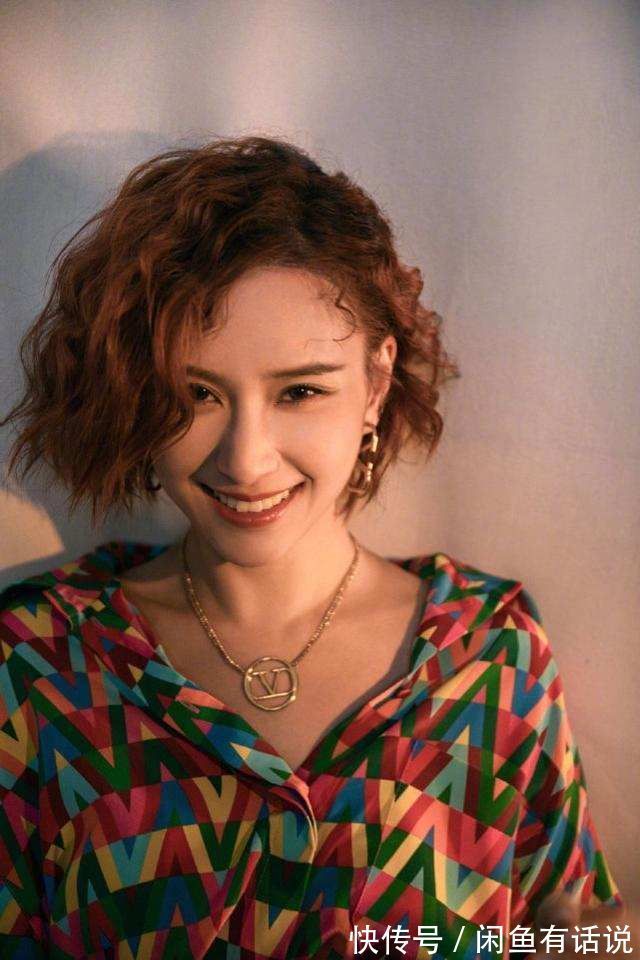 大长腿|何超莲烫了卷发,搭配碎花裙却跑出“阿姨味”,气质全靠颜值撑着