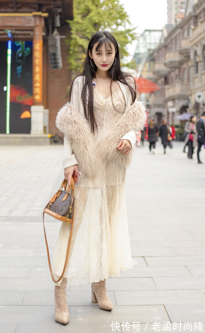 帅气|武汉街拍,米色毛衣 灰色阔腿裤,帅气又时髦!