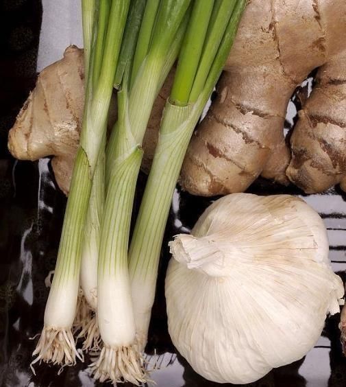 炒菜时,葱姜蒜不要乱放,都有“讲究的”,网友看完“涨知识”