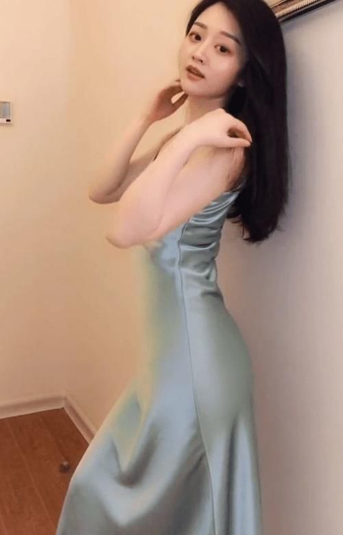 吊带 性感''小''姐姐,吊带连衣裙穿搭,满满的女人味!