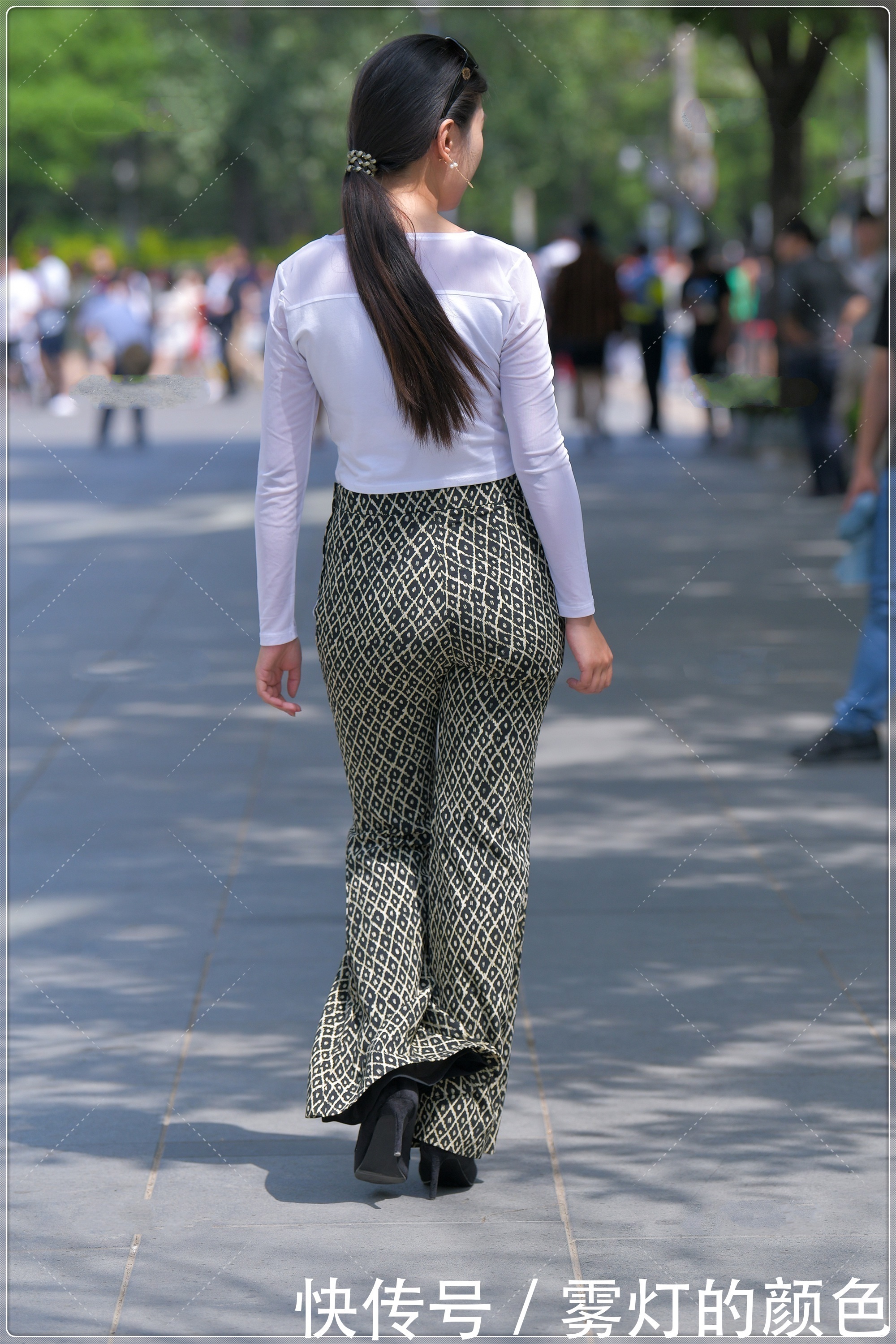 修身|白色修身上衣搭配网格阔腿裤,一松一驰,彰显独特魅力