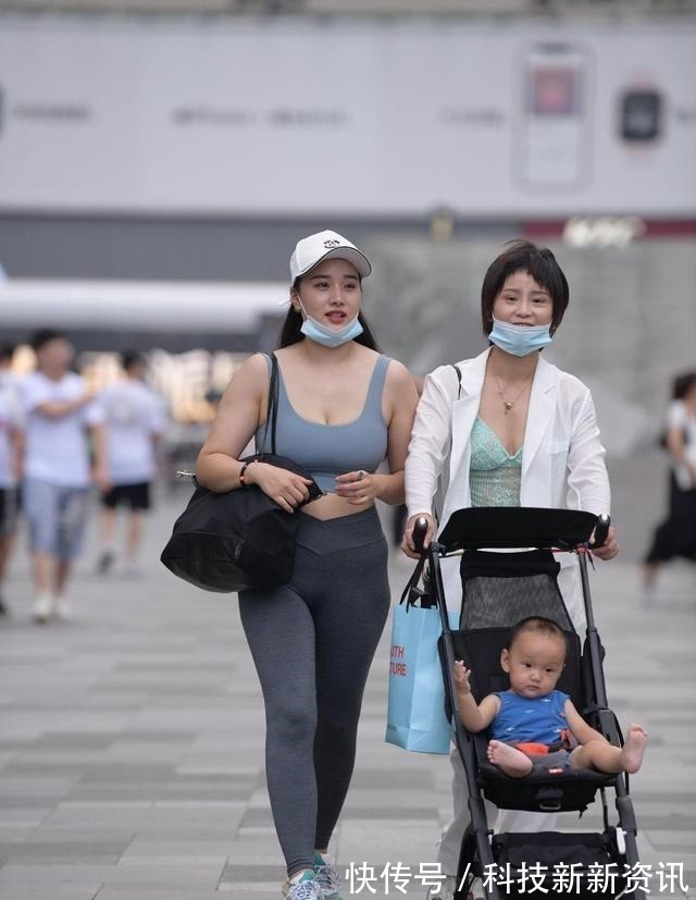 搭配 时尚又耀眼的鲨鱼裤更具时尚女人味,尽显美女端庄气质,就算再热!