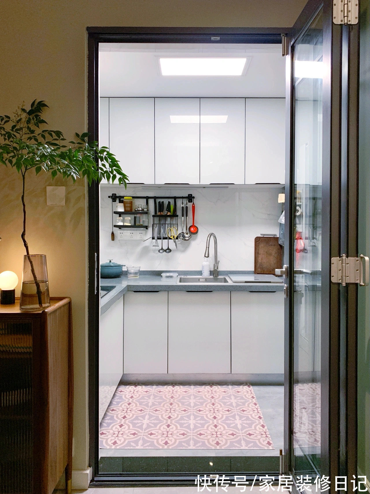 石膏线|年轻人越来越喜欢“省钱装修”,不吊顶+无主灯,骨子里透着高级