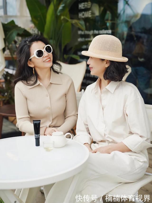 晓晓 中年女人旅游少披花丝巾,太俗了,学三木母女素雅一点更显气质