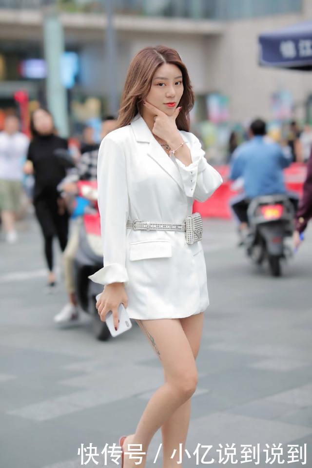 都市白领不会穿搭一件西装轻松解决问题,打造“下衣失踪风”!
