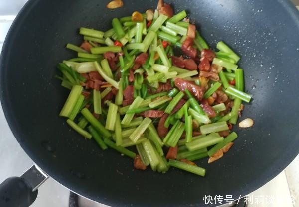 這菜簡單炒5分鐘就好,好吃還降火,晚餐隔三差五吃,體重嗖嗖降