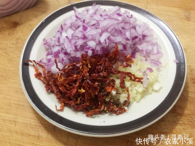  洋葱沫焖茄|焖茄子时，不需要加盐，只要加一勺它，茄子咸淡适宜，爽口又开胃