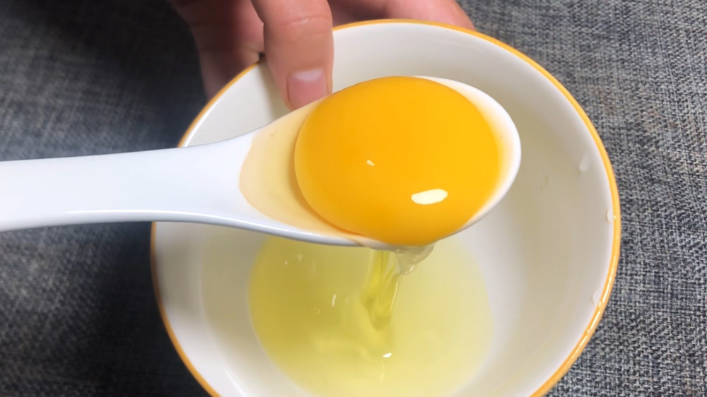 激素鸡蛋危害大，鸡厂大姐教你一招，一眼就能分辨出优质好鸡蛋