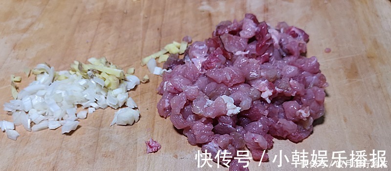 凉拌茄子|此菜是“降血压之王”,中老年人要常吃,一蒸一拌浇上料汁,真香!